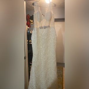 Lace wedding dress